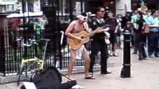 DERANGED JAPANESE SINGER IN LEICESTER SQUARE LONDON