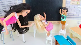 Учитель Таскал Меня за Волосы! Мультики для детей Куклы #Барби Видео про школу IkuklaTV