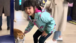 Olivia meets Nala the Stevenage Station Cat!