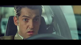 Фильм "Такси" (Taxi, 1998). Инспектор полиции Эмильен в восьмой раз сдает на водительские права.