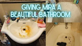 Helping a fellow YouTuber (Mira - Peeling Away the Clutter) with her bathroom #satisfying #bathroom