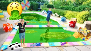 NE JAMAIS TOMBER DANS LA PISCINE SALE !!! - Giant Board Game Challenge