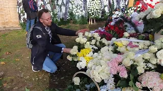И снова на могиле Юры Шатунова  😉  2 .10. 2022  ❤ букет Белых роз