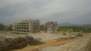 Azzano, l'eco-mostro demolito in time lapse