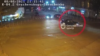 В Днепре на Грушевского Audi столкнулся с мотоциклом: видео момента аварии