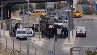 Israeli police shoot dead man who brandished screwdriver at crossing outside Jerusalem