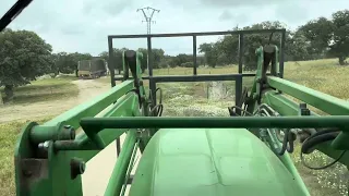 Terminando de colocar las pacas en la niara 🚜🐑