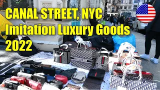 Selling imitation luxury goods on Canal Street, New York City, 2022 | ニューヨーク 偽ブランド品