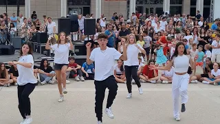 Spectacle  de fin d'année hip-hop Collège Roquepertuse  21 juin 2023 sur le parvis de la Mairie .
