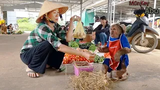 ABU harvests chicken eggs and brings them to the market to sell! Buy noodles for mom