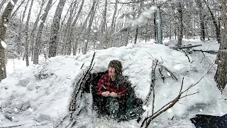 Bushcraft WINTER CAMPING Alone Build WARM SNOW Shelter WOODSTOVE Inside SNOWFALL & Cowboy Steak ASMR