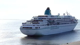 Zwei Traumschiffe am Kreuzfahrt Terminal in Bremerhaven Ms Deutschland und Ms Amadea zu Gast in Brem