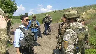 Selenskyj besucht Frontgräben in Ostukraine