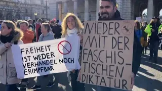 Covid, proteste a Vienna contro la stretta anti-Covid in Austria