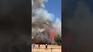 helicóptero apaga incendio forestal