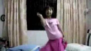 KELLY chow dance on uncle bus karaoke!