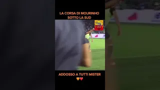 La corsa di Mourinho sotto la curva sud durante  🟡🔴Roma-⚫🟢Sassuolo 2-1