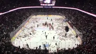 Watch: 28,815 Teddy Bears tossed on the ice at 2015 Calgary Hitmen Teddy Bear Toss