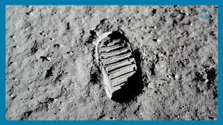 На 20 юли 1969 година пилотираният космически кораб Аполо 11 успешно каца на Луната