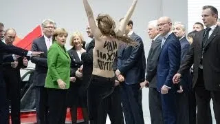Putin'e Almanya'da çıplak protesto