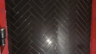 como empezar una pared en herringbone de baldosas