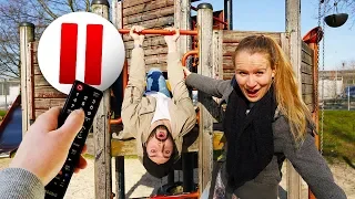 PAUSE CHALLENGE AUF SPIELPLATZ - Kaan & Kathi ferngesteuert von Nina - Peinliche Erwachsenen Aktion