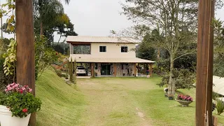 PARECE MAIS UM PARAISO QUE UM SITIO,  FLORES LINDAS DE TODOS TIPOS ENCONTRA SE AQUI.