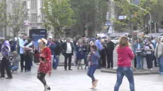 БАБУЛЕЧКА  ЖЖЕТ !!!! КИЕВ,КРЕЩАТИК. 26.04.2014