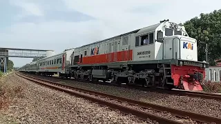 Beberapa Kereta Api Siang Hari di Kota Cirebon