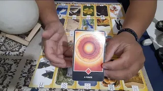 Como ele (a) está em relação a mim? Vai me procurar? Vai tomar uma atitude? TAROT INTERATVO