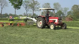 Gras harken met een International 824 en Claas Liner 2900 (2019)