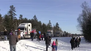 Crowds show support for Atlantic truck convoy heading to Ottawa