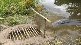 Smart Boy Make A Simple Fish Trap To Catch Big Fish-Cambodia Traditional Fish Trap