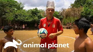 Frank organiza un partido de fútbol entre dos tribus | Wild Frank | Animal Planet