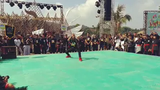 Pencak Silat: Aksi jurus silat kang Yayan Ruhiyan (Mad Dog)