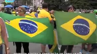 Protesto contra atual governo reúne cariocas em Copacabana