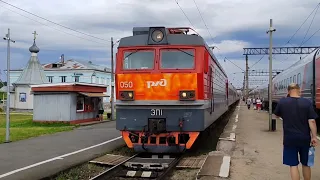 Электровоз ЭП1 - 050 прибывает с пассажирским поездом Мурманск - Вологда