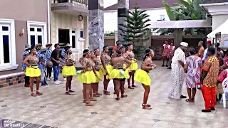 Prince Choisit Comme Épouse L'orpheline Qui Vient Voir Les Danseurs Lors De La Sélection Des Mariées