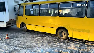 ДТП: У Рівному на водія наїхала власна маршрутка: подробиці аварії