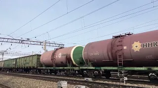 Электровоз 3ЭС5К-380 с грузовым поездом следует по станции Спасск