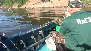 Рыбалка с большой лодки.