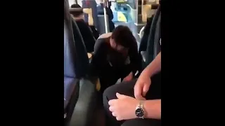 Otobüste uyurken kafa üstü yere çakılan çocuk :D