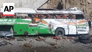 At least 28 people killed in Pakistan bus crash
