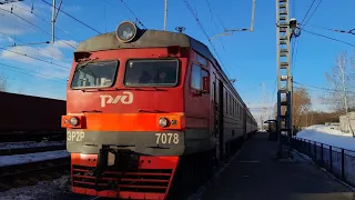 Электропоезд ЭР2Р на станции Столбовая