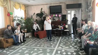 Александра Вороненко поёт песню " Десятый наш Десантный Ботальон".