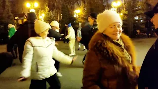 А НАСТОЯЩАЯ ПОДРУГА!💃🕺👍/ТАНЦЫ В ПАРКЕ ГОРЬКОГО ХАРЬКОВ ДЕКАБРЬ 2021