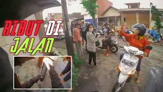 RIBUT DI JALAN !!! KEJADIAN UNIK DI JALAN RAYA || MOTOVLOG INDONESIA || THE POWER OF EMAK EMAK