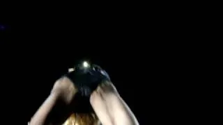 MADONNA - trocando de roupa no palco - London