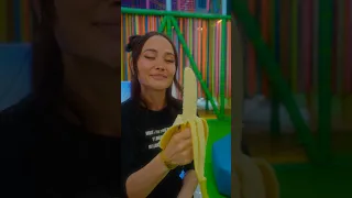 Лизонька и банан. Думаете как зовут подружку Лизоньки?)