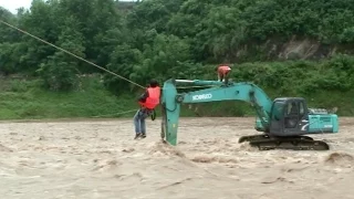 Workers Trapped in Flood Rescued through Safety Rope in Chongqing